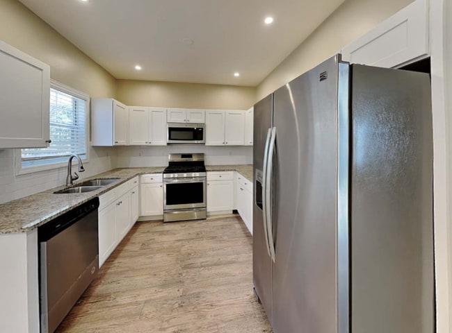 Building Photo - 2182 Moorewood Ln S E