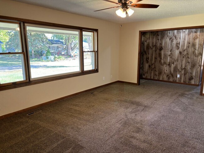 Building Photo - 3 Bedroom, 2.5 Bath House in Thomson, IL