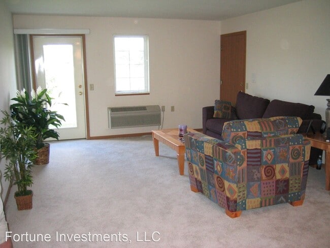 Building Photo - 2 br, 1 bath Apartment - 6522-28 Lake Rd 6...