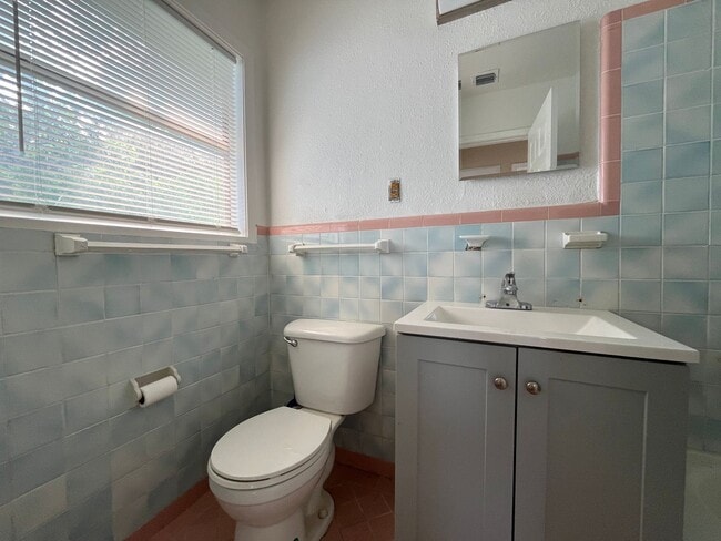 Building Photo - SECOND FLOOR APARTMENT ONE BLOCK FROM OCEAN DRIVE