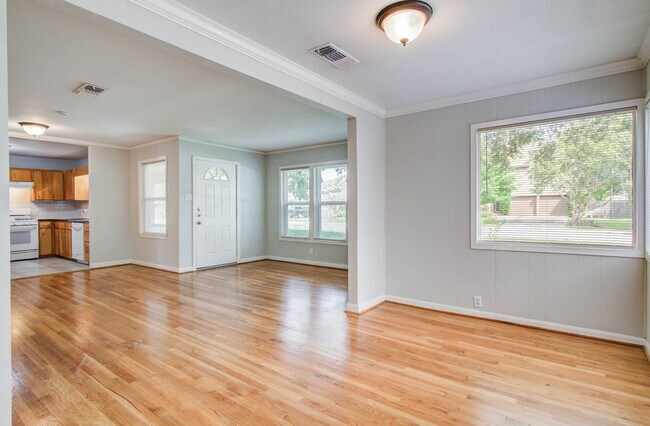 Building Photo - 5519 Huisache St