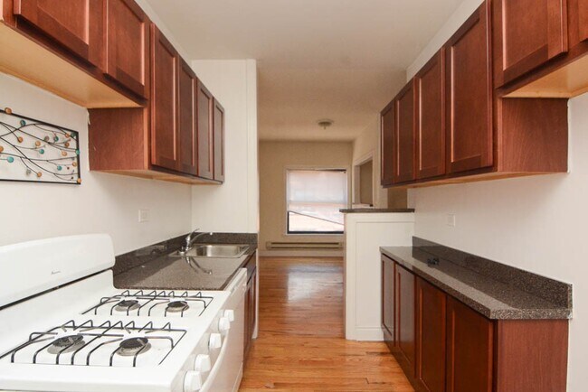 Building Photo - 824 W Waveland Ave