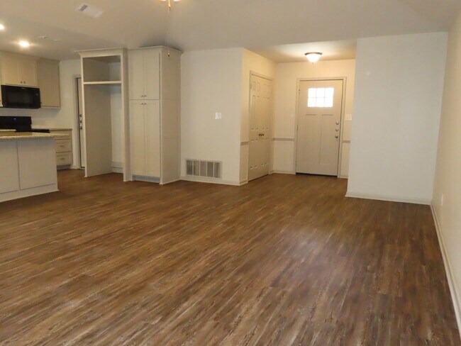 Building Photo - Updated in 2024! Gorgeous 3 Bedroom, 2 Bat...