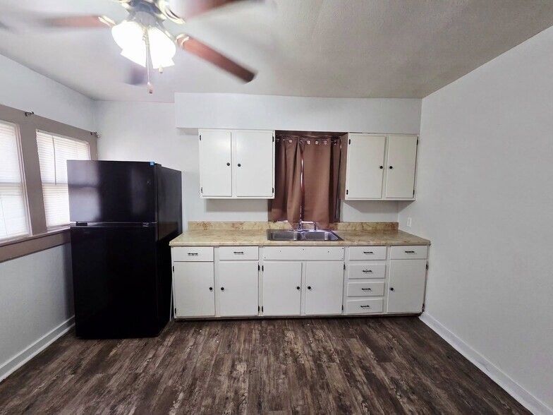 Building Photo - 1001 S Main St