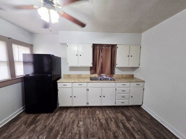 Building Photo - 1001 S Main St