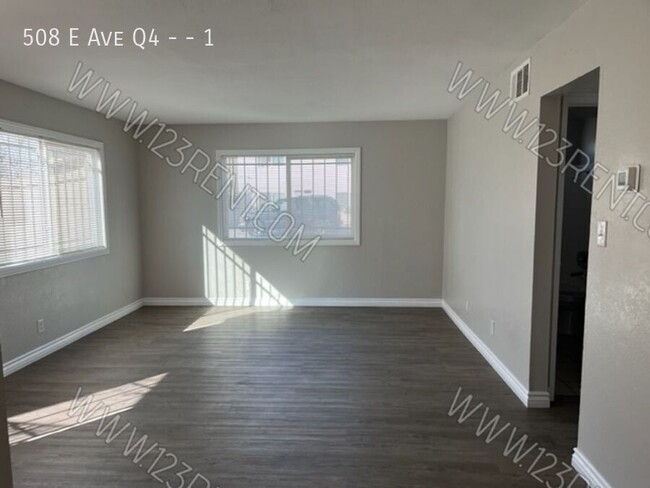 Building Photo - 2BD/ 1BTH Apartment East Palmdale 1st Floor