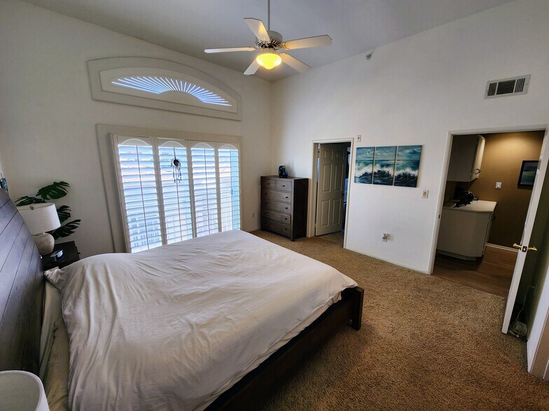 Building Photo - 5240 Premiere Hls Dr