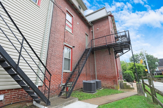 Building Photo - 609 S High St