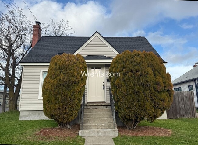 Building Photo - 5 bed 2.5 bath home