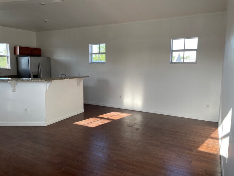 kitchen and dining area - 505 W Hickpochee Ave