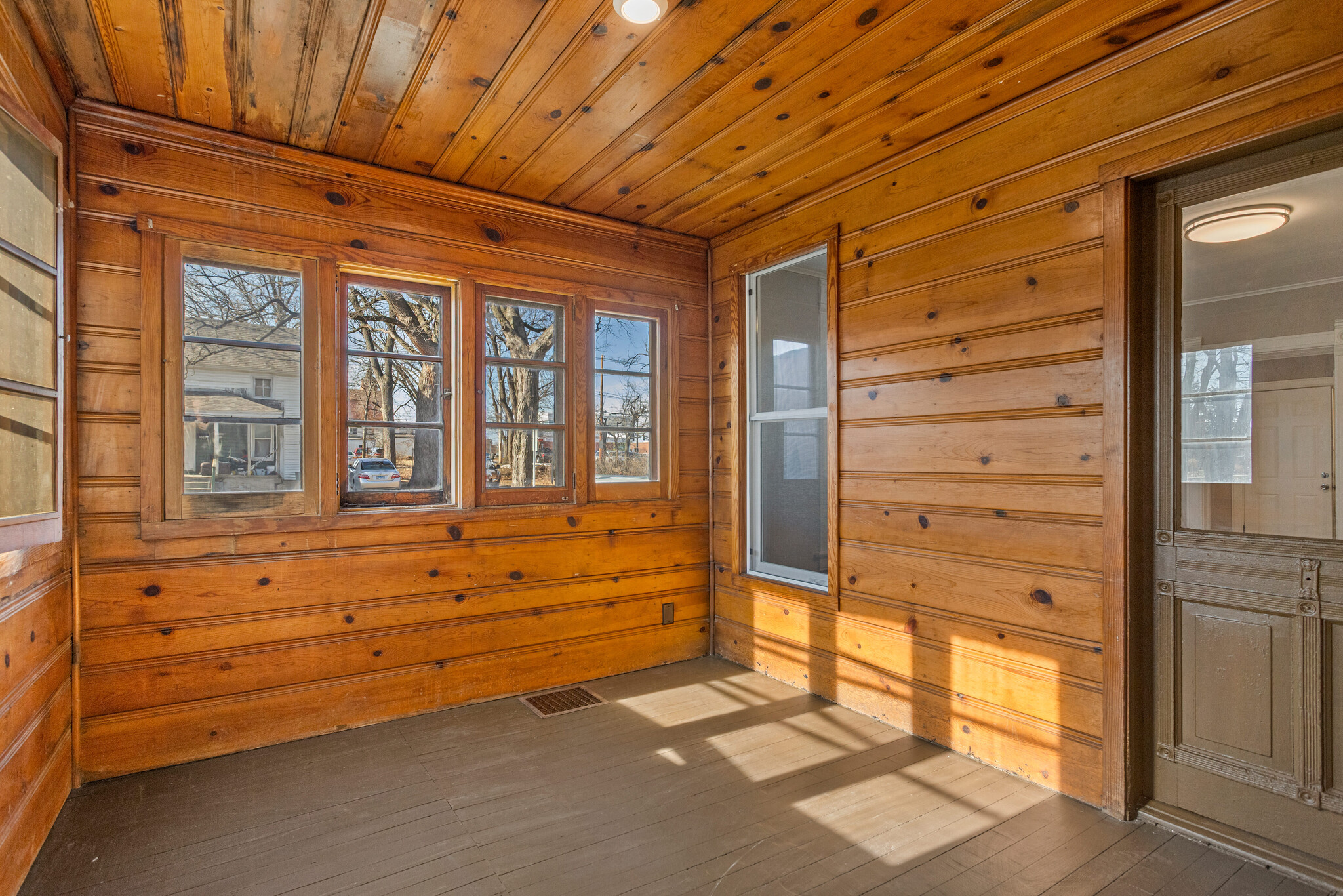 Building Photo - 402 E Elm St