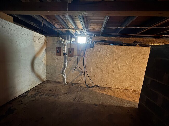 Building Photo - Spacious 2-3 bedroom house! Located on sid...