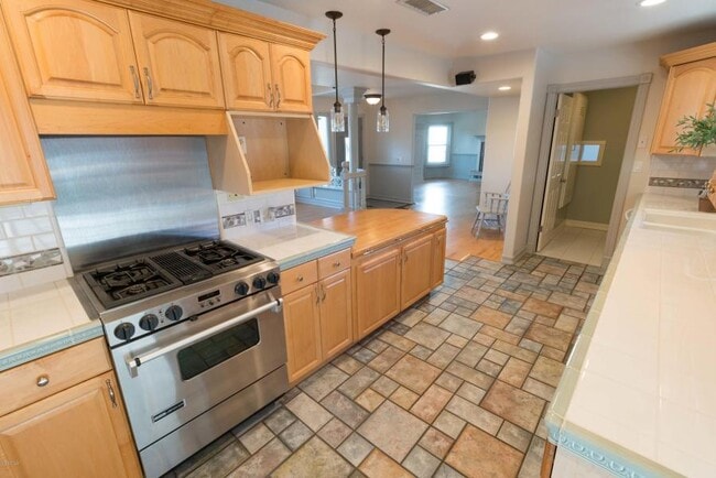 Building Photo - Calle Violeta