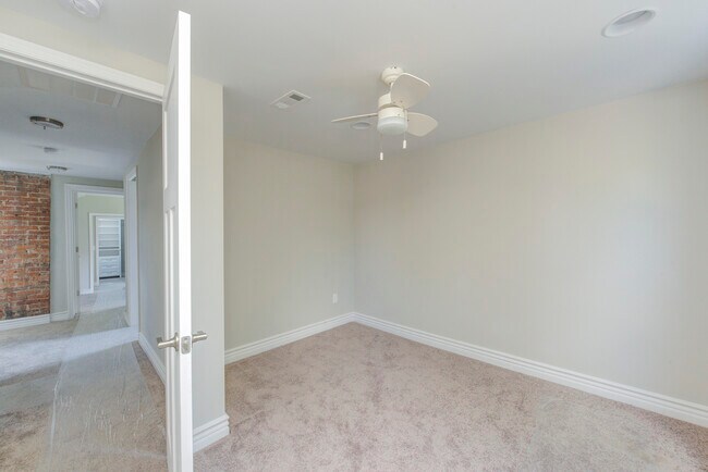 Building Photo - 701 Lincoln St