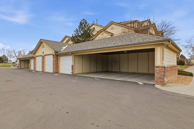 Building Photo - Beautiful 1 Bedroom Condo - Carport, Community and Gym available ASAP!