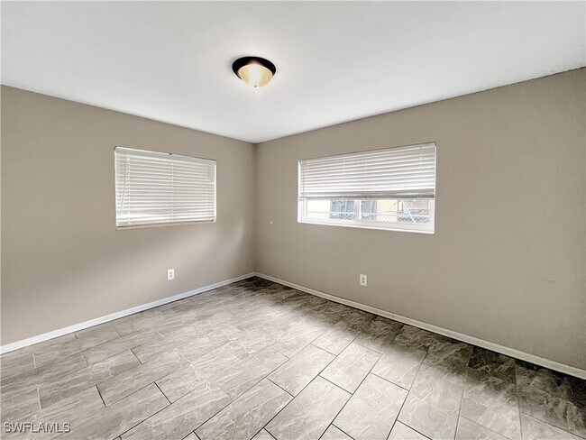 Building Photo - 2210 Parkview Dr