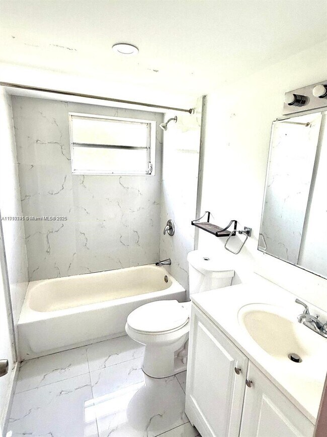 Building Photo - 1401 NE 191st St