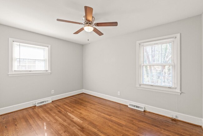 Building Photo - Cute 3-Bedroom Brick Ranch in Oakhurst!