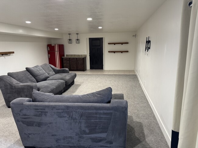 Building Photo - 890 W 110 S