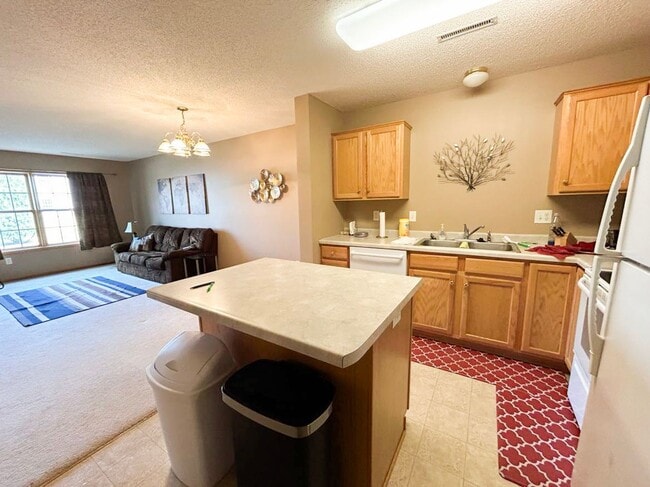 Building Photo - Townhome in Quiet NW Rochester Neighborhood!