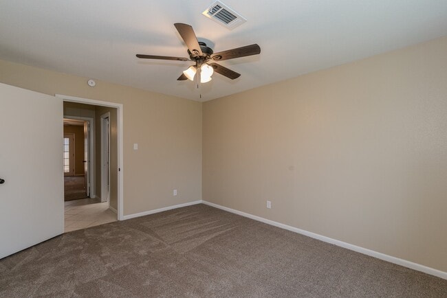 Building Photo - 495 Longmeadow Dr