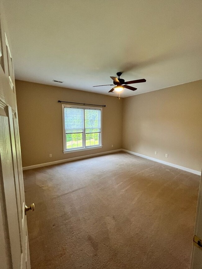 Building Photo - Stunning 5 Bedroom 2.5 Bath Home located i...