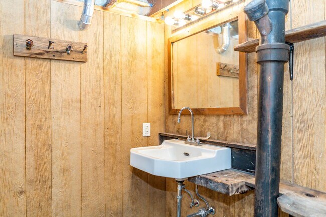 Building Photo - Spacious 2 bedroom 2 bath house