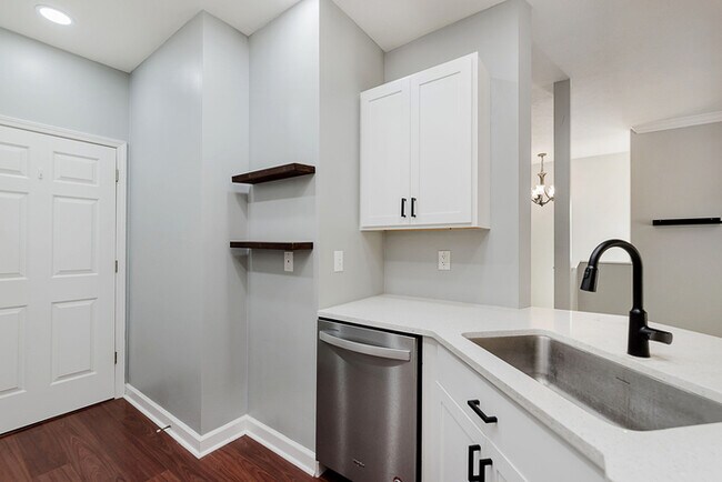 Building Photo - Wonderful 2 bedroom 2 bath Condo End Unit ...