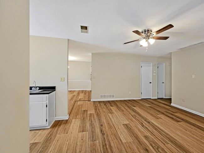 Building Photo - Recently Updated 2/2.5 Flat in Duplex Building