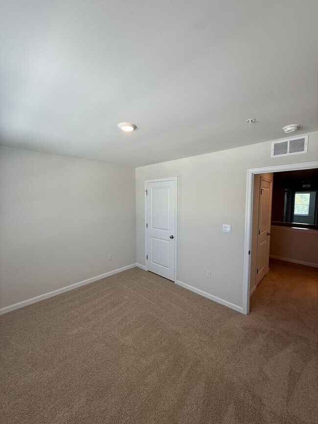 Building Photo - Beautiful 4BR Home with Garage & Modern Kitchen in Greenway Farms
