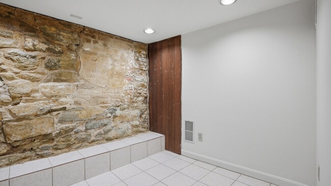 Building Photo - 6415 Howe St