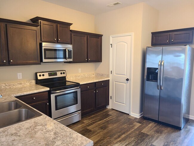 Building Photo - 2 Bedroom, 2.5 Bath Townhouse located in S...