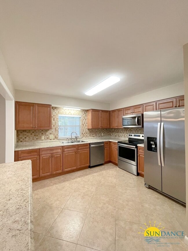 Building Photo - Beautiful 3 Bedroom Townhouse Close to Both Bases!