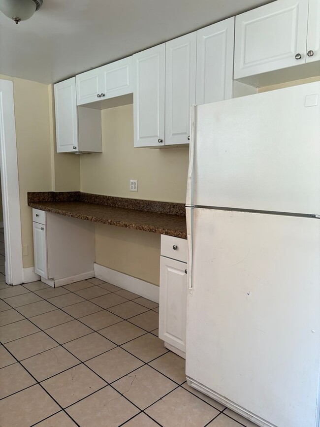 Building Photo - Large 4 bedroom 1 Bath House for rent