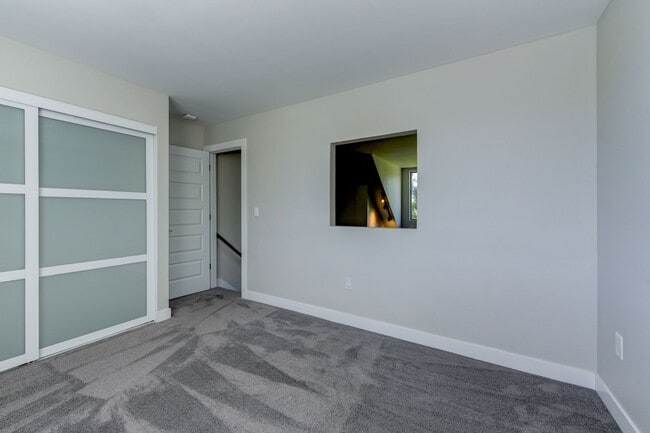 Building Photo - PRICE DROP!!!!! 2 Bedroom Condo in Great Location with Pool and Underground Parking!!