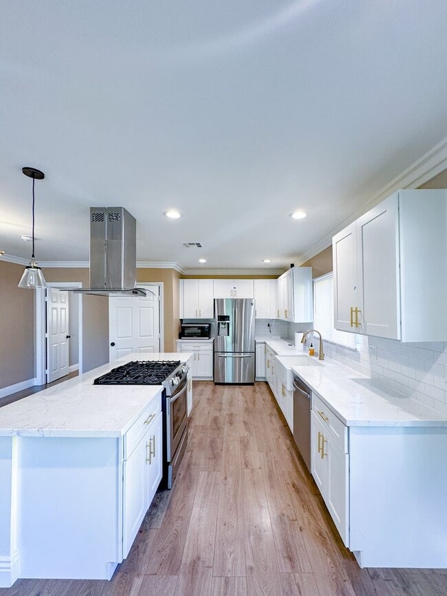 Building Photo - Gorgeous 3 Bedroom 2 Bath Updated Front House for Lease Near SoFi! (Building of ADU in the back)