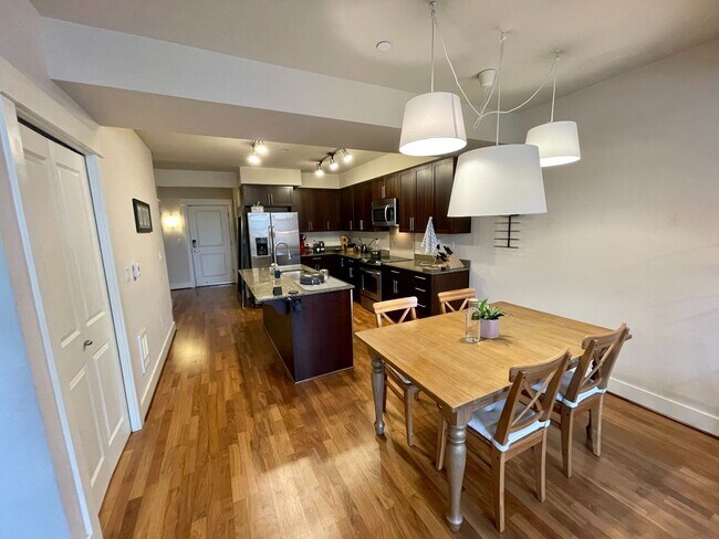 Building Photo - Beautiful 1 Bed + Den/1.5 Bath Condo @ Mar...