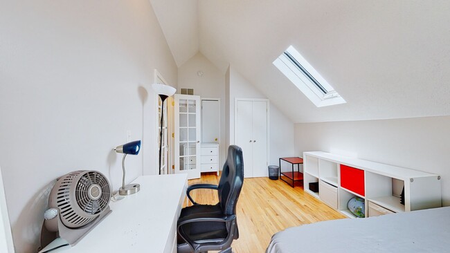 Building Photo - 6 Bedroom Apartment in Science Hill, close to downtown! (Laundry In Unit)