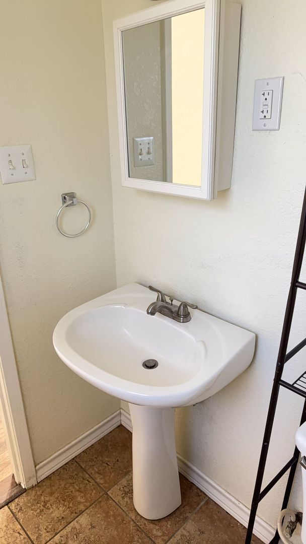 Building Photo - 3 bedroom 1.5 bathroom! HOUSING ACCEPTED!