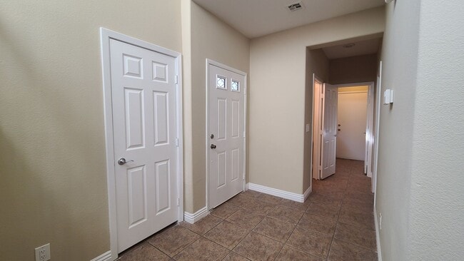 Building Photo - 3 Bedroom home located near Mountains Edge.