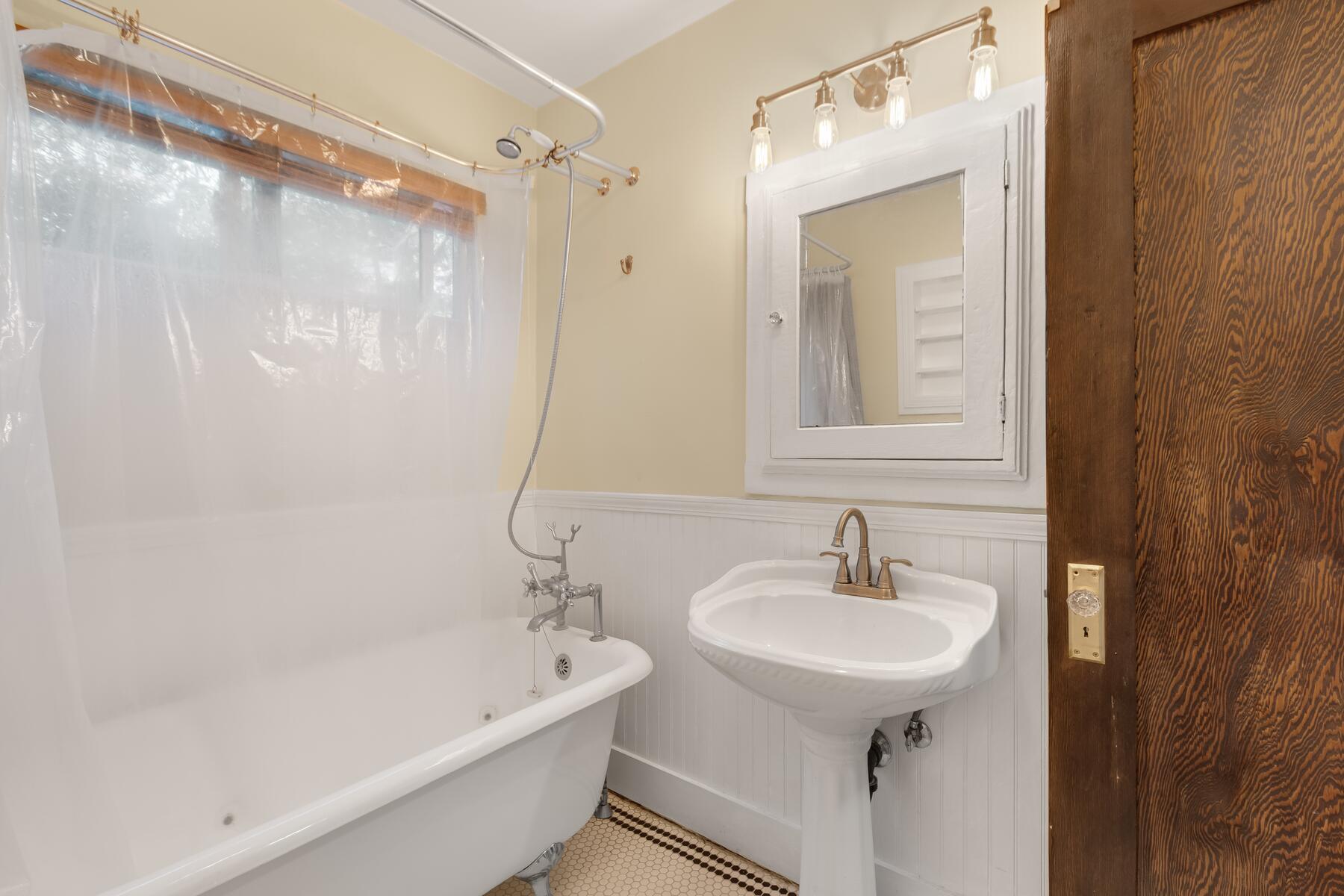 Main Bathroom - 1168 N Westmoreland Ave