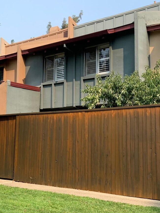 Building Photo - Adorable 3 Bed 1.5 Bath Covell Commons Condo ( fall Rental )