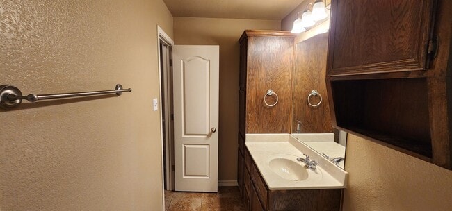 Building Photo - Beautiful 2 Bedroom / 2 Bath Duplex – Off ...