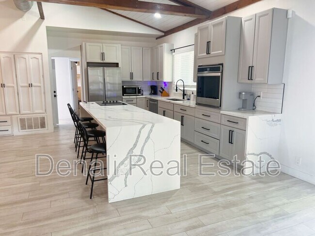 Building Photo - 1759 N Spring Cir