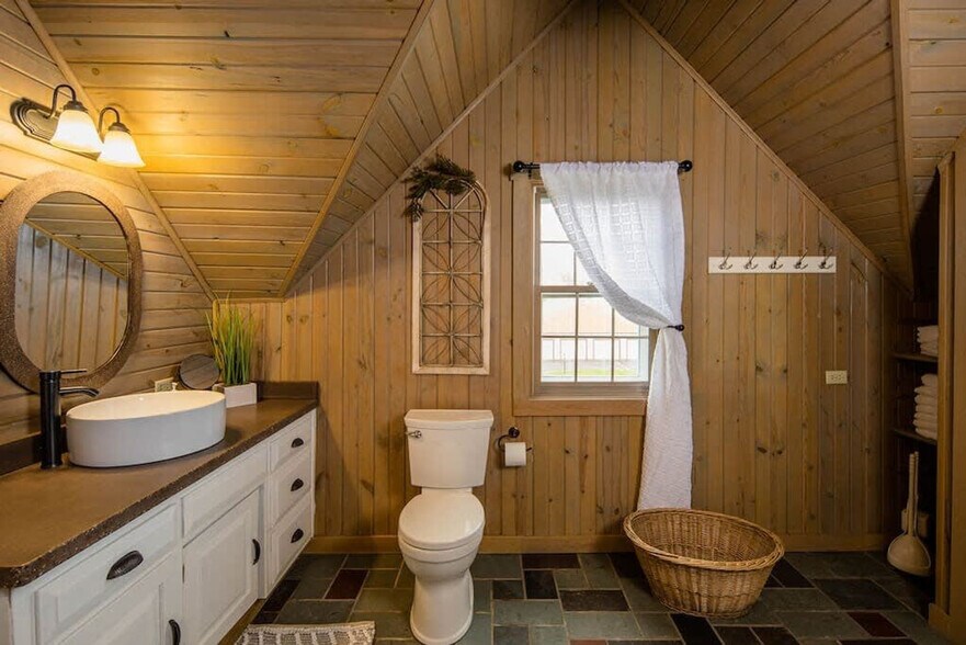 Building Photo - 2002 N Lynndale Dr