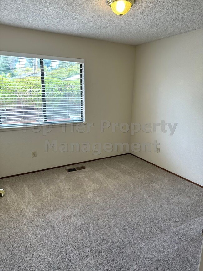 Building Photo - Spacious 4 Bed/2 Bath /1,970 square foot h...
