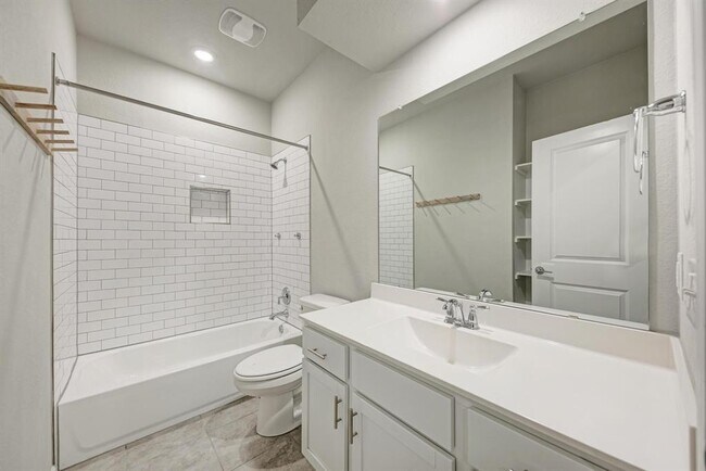 Building Photo - 5408a Baythorne Dr