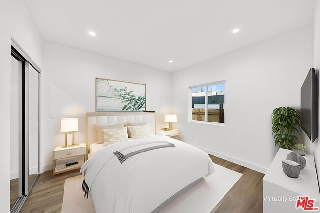 Building Photo - 17623 Burbank Blvd