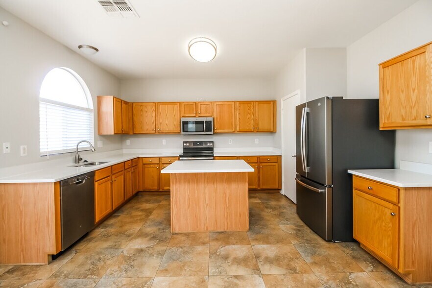 Building Photo - 2522 S 90th Glen