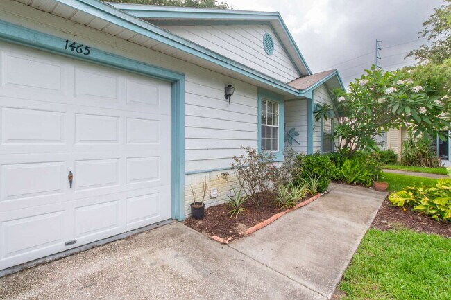 Primary Photo - This tasteful decorated home features 3 be...